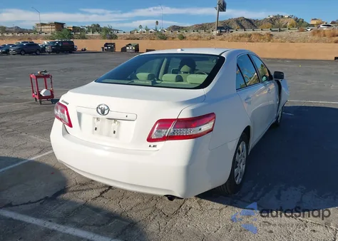2010 Toyota Camry Le z USA, uszkodzony, nr VIN 4T1BF3EK2AU560885
